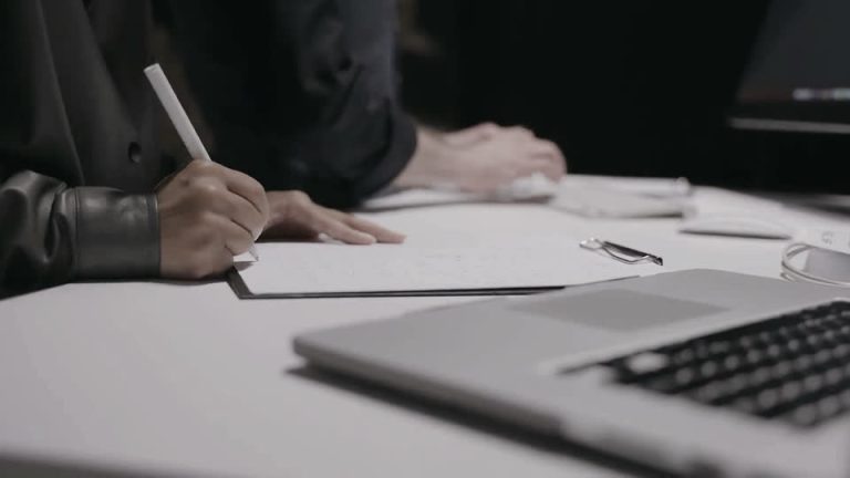 Formação profissional, com apontamentos e materiais de trabalho sobre a mesa.